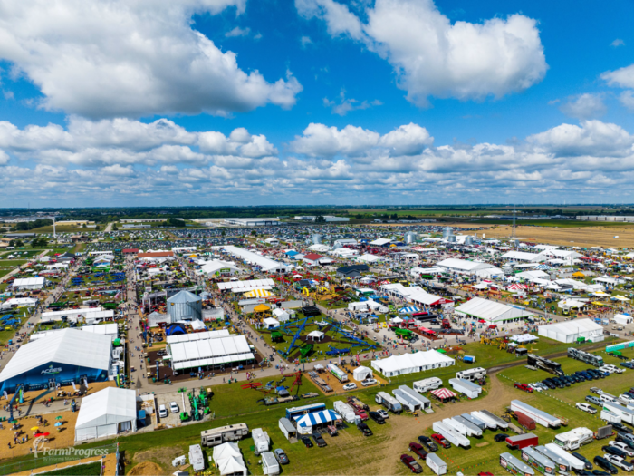 Exposição de grandes máquinas agrícolas e tecnologias autônomas na feira Farm Progress Show em Boone, Iowa