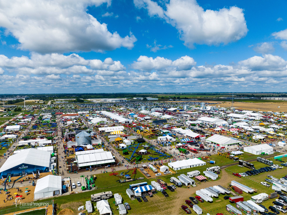 Exposição de grandes máquinas agrícolas e tecnologias autônomas na feira Farm Progress Show em Boone, Iowa